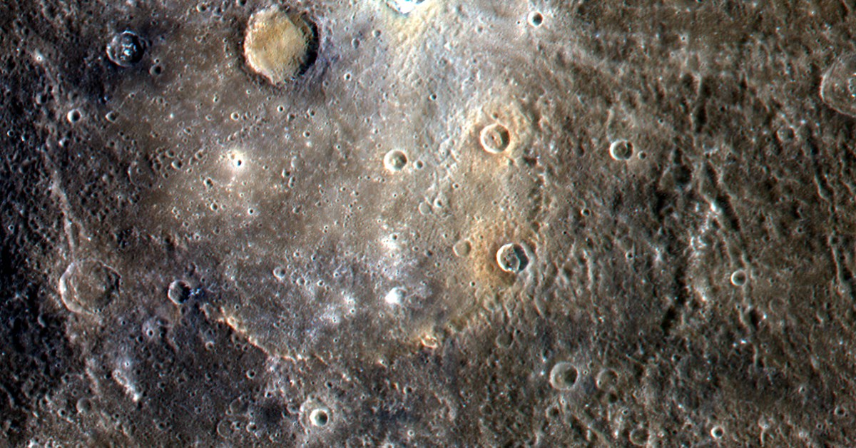 Imagem em cores realçadas da superfície de Mercúrio, obtida pela sonda MESSENGER da NASA, usada em estudos sobre a composição vulcânica do planeta